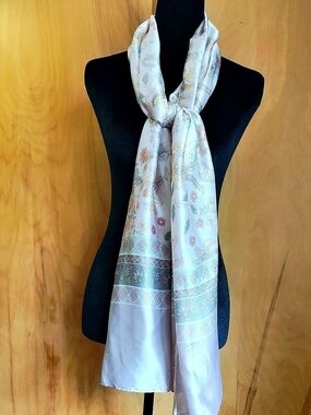 Elegant Floral Silk-Feel Scarf in Light Pink And Gray